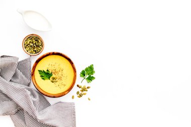 Beyaz masa manzaralı balkabağı çorbası. Kâselerdeki malzemeler. Boşluğu kopyala