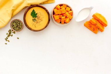 Beyaz arka planda balkabağı kremalı çorba. Sağlıklı vejetaryen yemekleri. Boşluğu kopyala