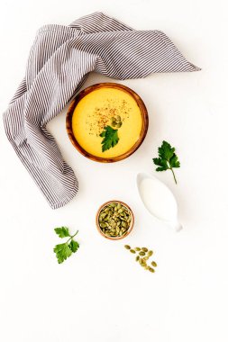 Beyaz masa manzaralı balkabağı kremalı çorba. Geleneksel sonbahar yemeği