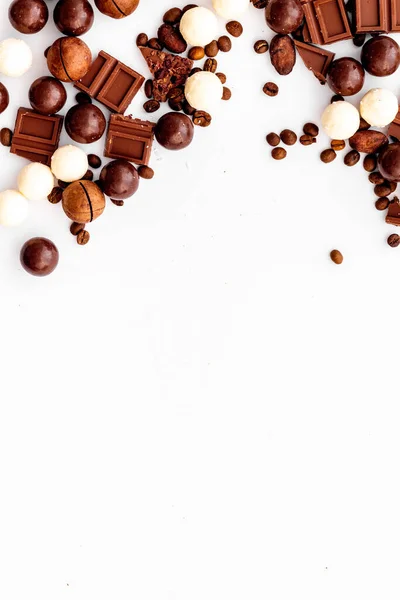 Sfondo cioccolato su tavola bianca cornice top-down. Dolci dolci concetto. Copia spazio — Foto Stock