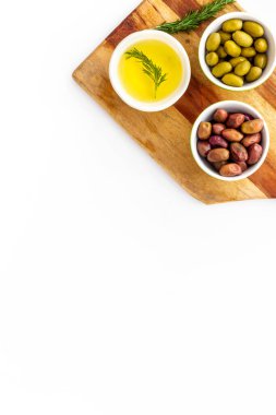 Mutfak masasında yeşil ve zeytinli reçel. Üst görünüm 