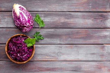 Kırmızı lahana - lahana salatası, soğuk lahana salatası - ahşap mutfak masasının üstünde