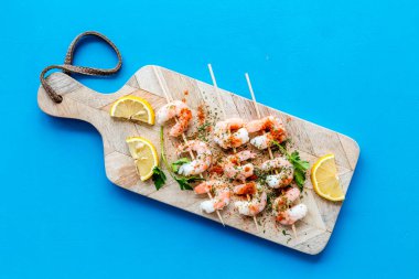 Karides şişleri - deniz ürünleri atıştırmalıkları - mavi masa manzaralı biyografide