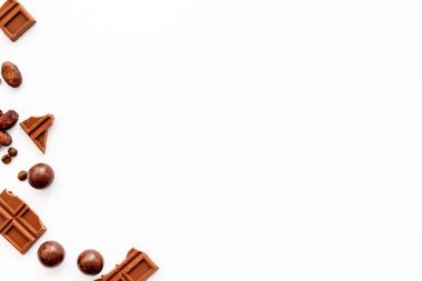 Beyaz masa üzerine çikolata arkaplanı. Tatlı tatlı konsepti. Boşluğu kopyala