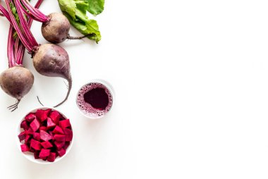  Yeşil bluzlu pancarlar ve ahşap masasında taze meyve suyu. Üst görünüm