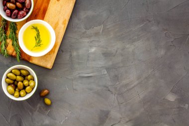 Mutfak masasında yeşil ve zeytinli reçel. Üst görünüm 