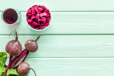 Pancar hasadının en üst görüntüsü. Metin için yeşil üstler, dilimler, meyve suyu boşluğu