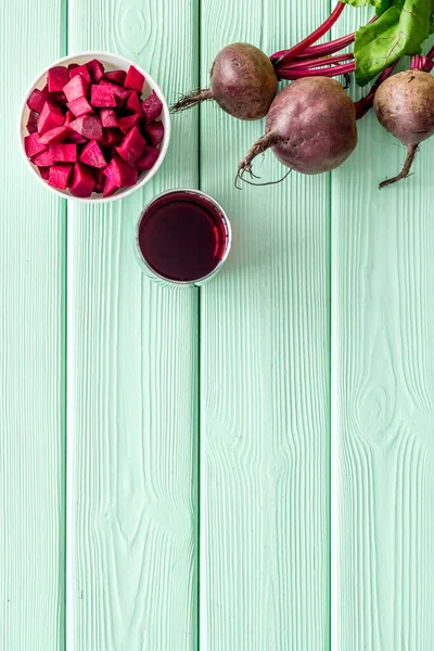 Rebanadas de remolacha y jugo en verde mesa vista superior espacio de copia — Foto de Stock