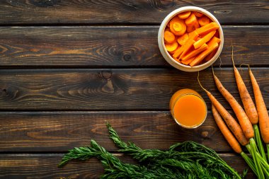 Havuç dilimleri, taze meyve suyu, sebzeler, en üstteki yeşil manzaralı fotokopi alanı.