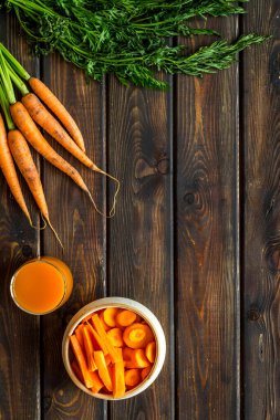 Tahta masa üzerinde dilimlenmiş havuç ve meyve suyu fotokopi alanı
