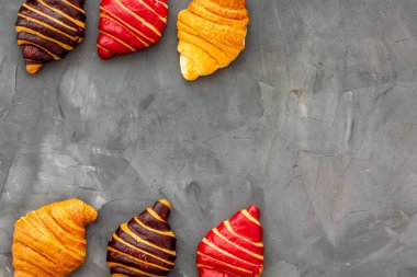 Kruvasan seti - çikolata, böğürtlen, klasik - gri masa manzaralı