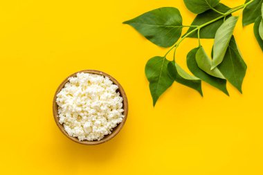 Kahvaltı hala hayattadır. Kavanozda süzme peynir, yeşil ağaç manzaralı.