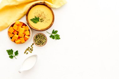 Beyaz masa manzaralı balkabağı çorbası. Kâselerdeki malzemeler. Boşluğu kopyala