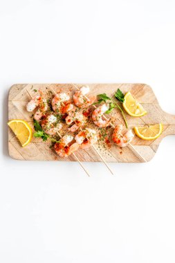 Karides şişleri - deniz ürünleri atıştırmalıkları - beyaz masa üzerindeki biyografide kopyalama alanı