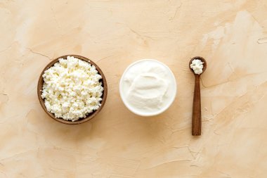 Kahvaltı için kremalı süzme peynir.
