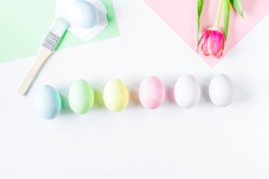 Beyaz arkaplan görünümlü Paskalya konsepti