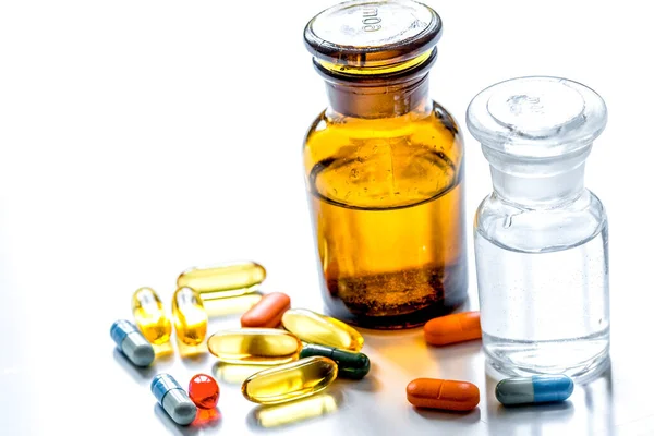 Médicos instrumentos e pílulas em conjunto médico em fundo branco — Fotografia de Stock