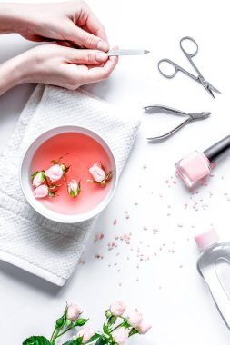 Çivi bakımı için kaplıcaya tuz ve krema.