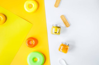 Oyuncak renkli arkaplan görünümlü düz çocuklar metin için üst görünüm alanı