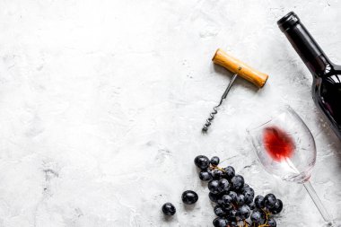 Şarap şişesi ve üzümlü restoran seti.