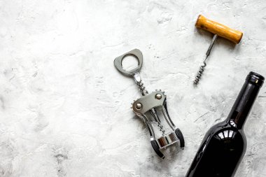 Kırmızı şarap ve tirbuşon taştan arka planda üst görünüm modeli.