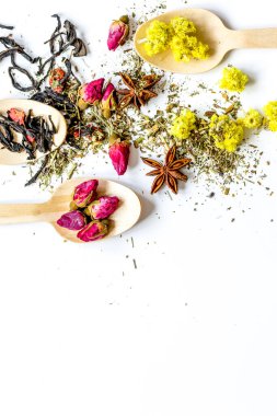 Beyaz arkaplandaki kaşıklardaki bitkiler üst görünüm maketi oluşturur