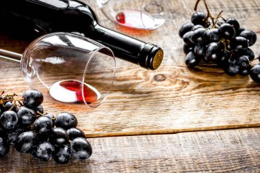 Restoran seti, şarap şişesi ve ahşap arka planda üzüm.