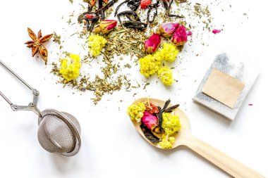 Beyaz arkaplandaki kaşıklardaki bitkiler üst görünüm maketi oluşturur