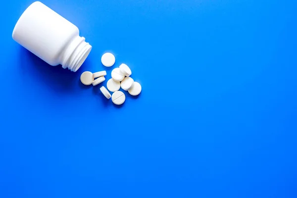 Läkare kontor bord med piller på blå bakgrund ovanifrån mock up — Stockfoto