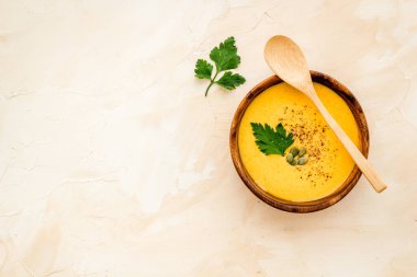 Bej arkaplanda balkabağı çorbası. Üst görünüm kopyalama alanı