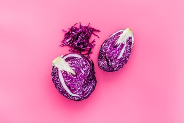 Kırmızı lahana. Kafası kesilmiş ve dilimlenmiş. Yukarıdan pembe masaya.