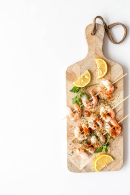 Karides şişleri - deniz ürünleri - beyaz masa üstü görünümü kopyalama alanı