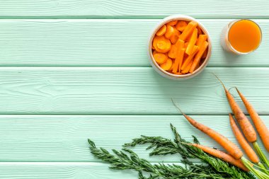 Havuç dilimleri, taze meyve suyu, sebzeler, en üstteki yeşil manzaralı fotokopi alanı.