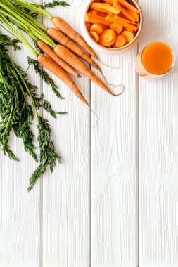 Havuç - dilimler, meyve suyu, yeşil tepeler - tepeden tırnağa kopyalama alanı