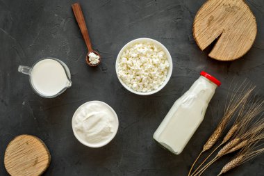 Süzme peynir, süt, krema. Kahvaltı için sağlıklı yiyecekler.
