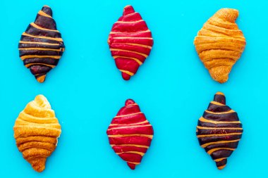 Kruvasan deseni - mavi arkaplanda atıştırmalık seti