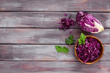 Kırmızı lahana - lahana salatası, soğuk lahana salatası - ahşap mutfak masasının üstünde