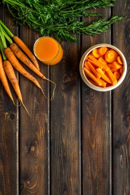 Havuç dilimleri, taze meyve suyu, sebzeler, en üstteki yeşil manzaralı fotokopi alanı.