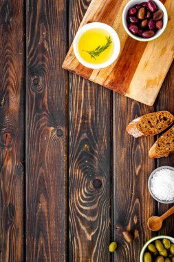 Ekmeğin yanındaki Akdeniz zeytinleri, üst görünüm kopyalama alanının üzerinde