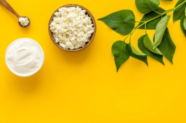 Kahvaltı için kremalı süzme peynir, mesaj için uzaydan.