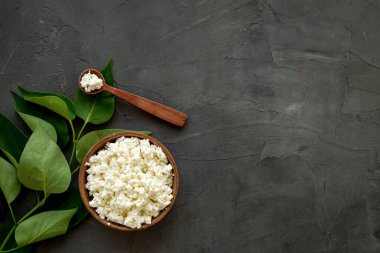 Kaşıklı süzme peynir - kahvaltı için - üst görünüm kopyalama alanı