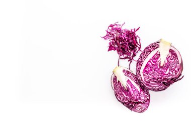 Kırmızı lahana - kafası kesilmiş ve dilimlenmiş - beyaz masa üzerinde fotokopi uzayından