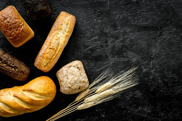Vista superior de diferentes panes de pan y espigas de trigo copiar espacio —  Fotos de Stock
