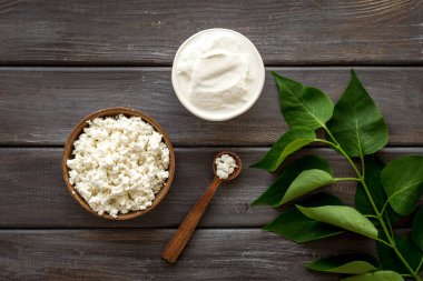 Kahvaltı hala hayattadır. Kavanozda süzme peynir, yeşil ağaç manzaralı.