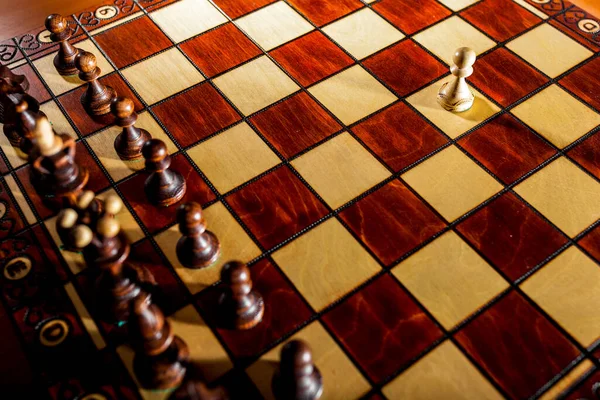 Dřevěné šachovnice - zblízka figurky ve hře — Stock fotografie
