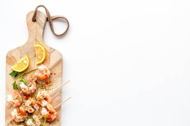 Karides şişleri - deniz ürünleri - beyaz masa üstü görünümü kopyalama alanı