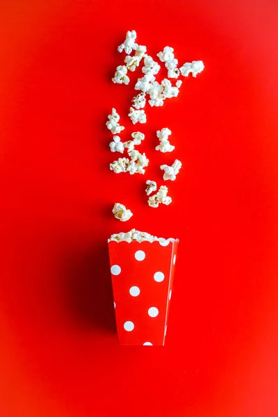 Pipoca em vermelho pontilhado copo de papel de cima para baixo — Fotografia de Stock