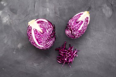 Kırmızı lahana - kesilmiş kafa ve dilimlenmiş - yukarıdan gri masa üzerinde