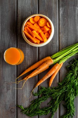 Havuç dilimleri, taze meyve suyu, sebzeler, en üstteki yeşil manzaralı fotokopi alanı.