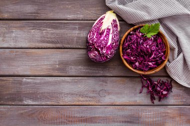Kırmızı lahana - lahana salatası, soğuk lahana salatası - ahşap mutfak masasının üstünde yazı yazmak için yer var.